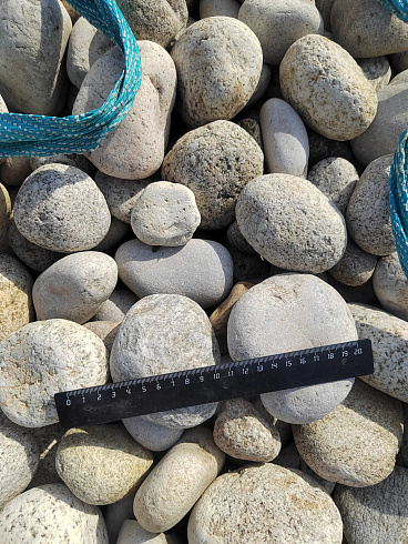 Kamenclub.ru: Галька речная окат (серо-белая) фр. 70-120 мм купить  в Волгограде галька галечник бело-серая, серо-белая, серая, белая речная природная галька  8000 руб/т   фото КАМЕНЬ КЛУБ
